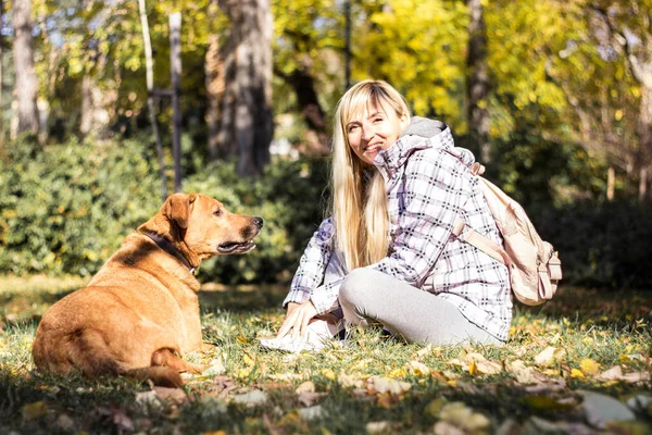 Happy Young Adult Woman Enjoys Time Park Her Dog — Stock fotografie