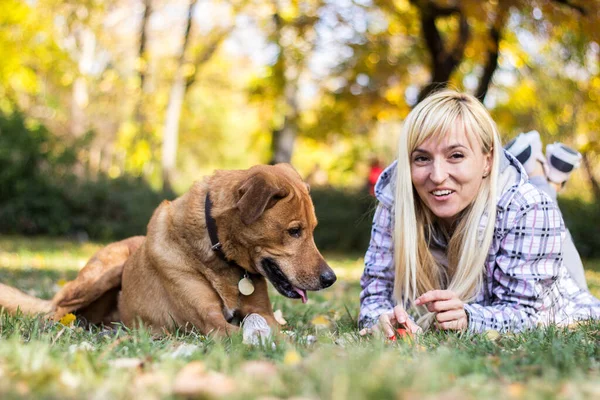 Happy Young Adult Woman Enjoys Time Park Her Dog — Stock fotografie