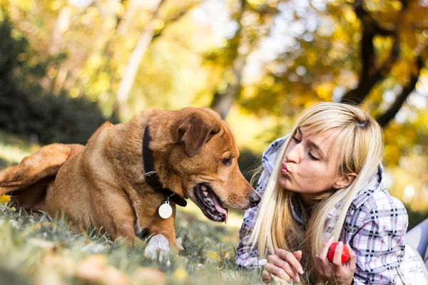 Happy Young Adult Woman Enjoys Time Park Her Dog — Stock fotografie