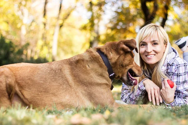 Happy Young Adult Woman Enjoys Time Park Her Dog — Stock fotografie