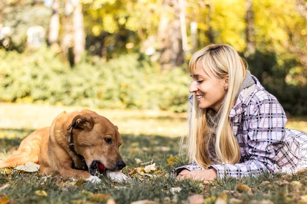 Happy Young Adult Woman Enjoys Time Park Her Dog — Stock fotografie