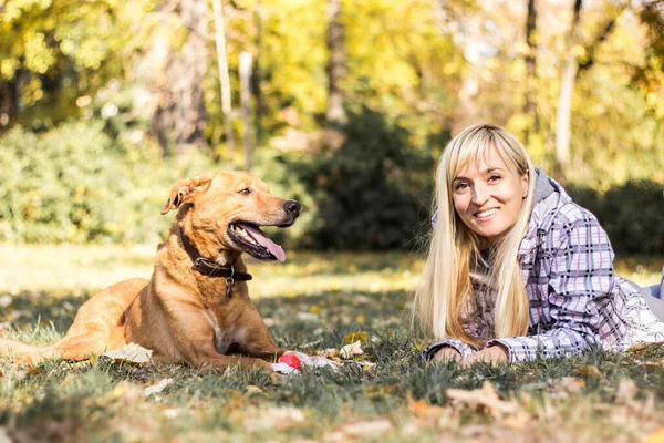 Happy Young Adult Woman Enjoys Time Park Her Dog — Stock fotografie