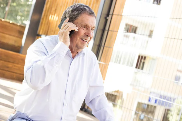 Sonriendo Hombre Mayor Hablando Teléfono Inteligente —  Fotos de Stock