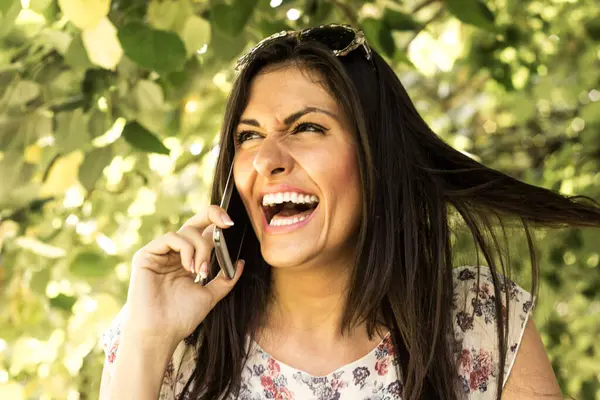 Hermosa Mujer Joven Sonriendo Afuera Con Teléfono Móvil —  Fotos de Stock