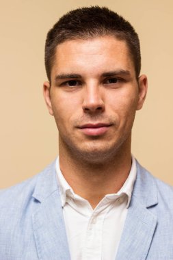 Takım elbiseli yakışıklı bir gencin portresi.