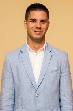 Takım elbiseli yakışıklı bir gencin portresi.