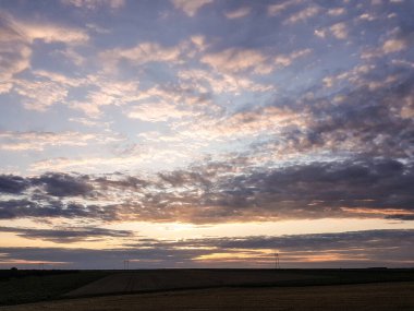 Dramatik gün batımı bulutları ve gökyüzünde güneş