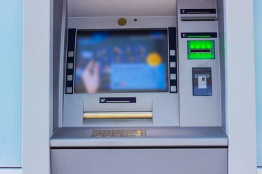 Para çekmek ve diğer mali işlemler için modern sokak ATM makinesi