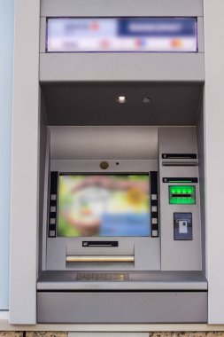 Para çekmek ve diğer mali işlemler için modern sokak ATM makinesi