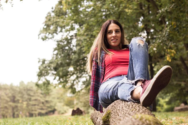 Retrato Uma Mulher Muito Feliz Parque Apreciando Natureza — Fotografia de Stock