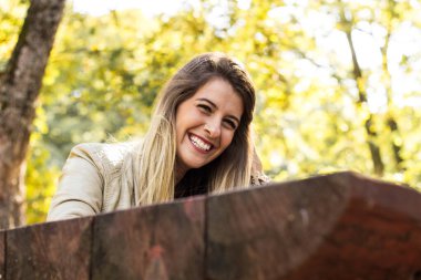 Akıllı telefon kullanan şanslı kadın.