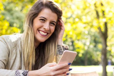 Akıllı telefon kullanan şanslı kadın.