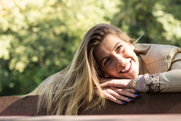 Mulher Bonita Tem Uma Expressão Alegre — Fotografia de Stock