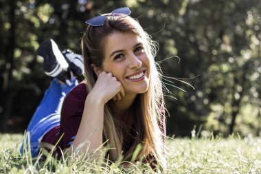 Güzel genç sarışın tarlada yatıyor