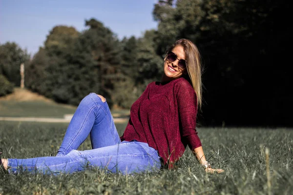 Güzel genç sarışın tarlada yatıyor