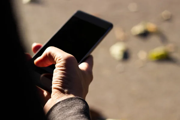 Primer Plano Una Mujer Irreconocible Usando Teléfono Inteligente Aire Libre —  Fotos de Stock