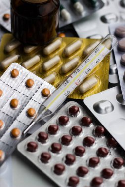 Ahşap zemin üzerinde çeşitli kapsüller, haplar ve kabarcıklar geniş bir grup arka plan