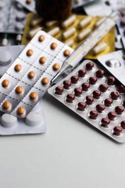 Ahşap zemin üzerinde çeşitli kapsüller, haplar ve kabarcıklar geniş bir grup arka plan