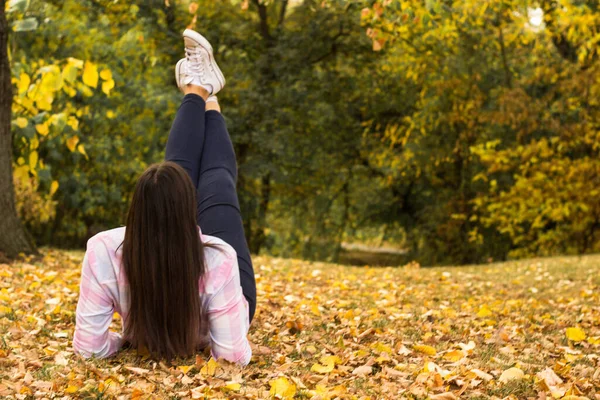 草の上に横になった若い女性 — ストック写真