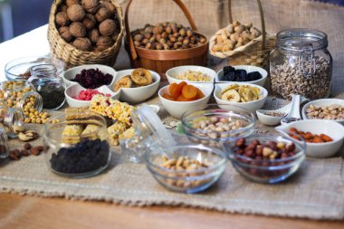 Granola, kurutulmuş meyve ve fındıklı bar.