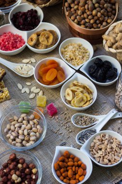 Granola, kurutulmuş meyve ve fındıklı bar.