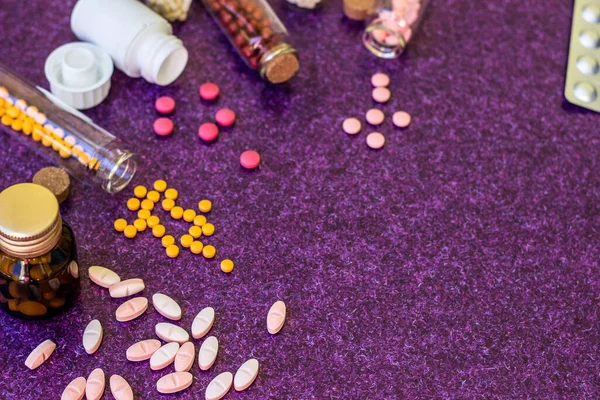 Garrafas Médicas Pílulas Medicação Derramando Para Fundo Roxo — Fotografia de Stock