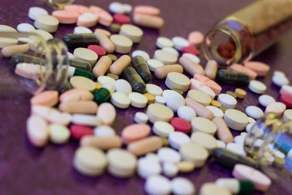 Garrafas Médicas Pílulas Medicação Derramando Para Fundo Roxo — Fotografia de Stock