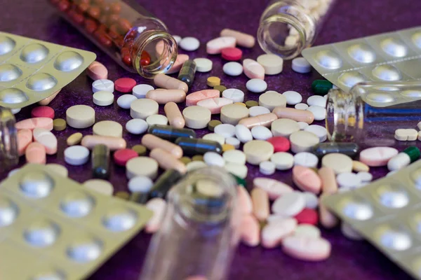 Garrafas Médicas Pílulas Medicação Derramando Para Fundo Roxo — Fotografia de Stock