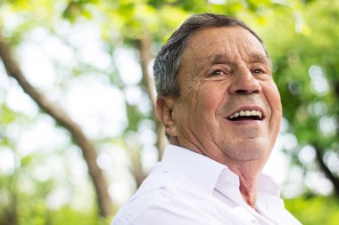 Parkta dinlenirken kıdemli adam.