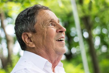 Parkta dinlenirken kıdemli adam.