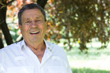 Parkta dinlenirken kıdemli adam.