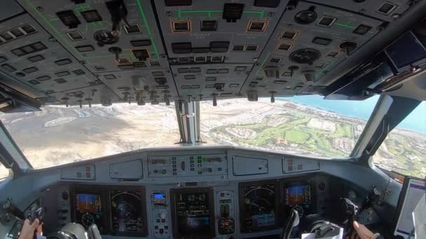 Pilots Land Plane Runway View Cockpit Landing Plane — Wideo stockowe