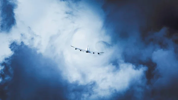 Un grand avion décolle à travers les nuages créant un tourbillon de turbulences. Journée orageuse et mauvaises conditions météorologiques — Photo