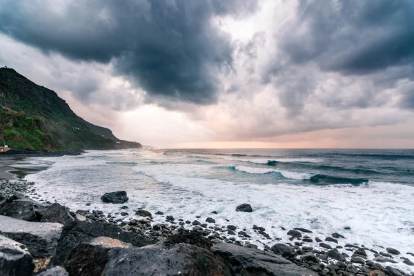 El Socorro strand Tenerife szigetén. Naplemente viharfelhőkkel — Stock Fotó