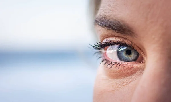 Piękne zbliżenie niebiesko-zielonego oka nierozpoznawalnej młodej kobiety — Zdjęcie stockowe