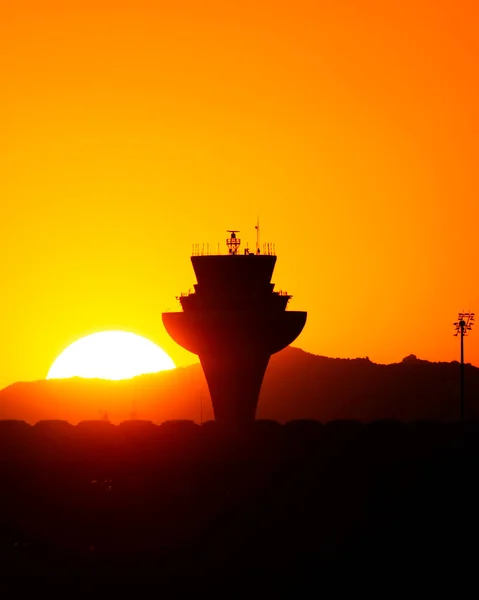 Tour de contrôle de Madrid - Aéroport de Barajas au coucher du soleil. Contrôle de la circulation aérienne — Photo