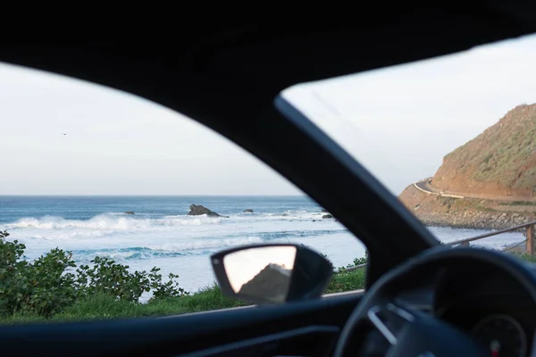 Kilátás a strandra egy autó belsejéből. Almaciga strand Tenerife — Stock Fotó