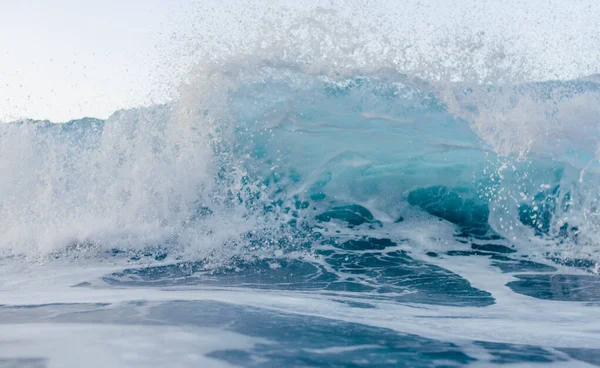 Kis hullám törik a kamera előtt — Stock Fotó