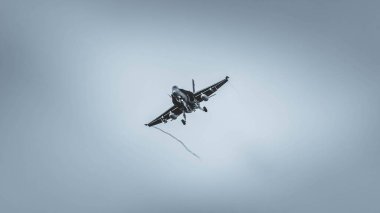 Savaş uçağı uçuyor. Dramatik gökyüzü.