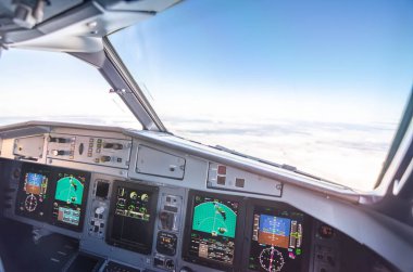 Uçan bir ticari uçağın kokpitinin iç görüntüsü. POV pilotları