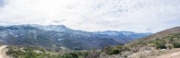 Blick auf die verschneiten Berge. Berglandschaft in Spanien — Stockfoto