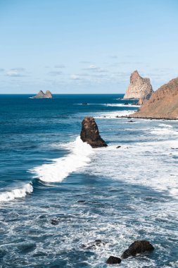 Playa de Benijo, Tenerife 'de güneşli bir günde büyük dalgalarla