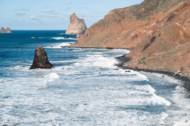 Playa de Benijo, Tenerife 'de güneşli bir günde büyük dalgalarla