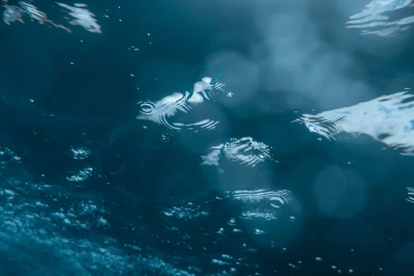 Víz alatti textúra. Víz alatti kép az óceán felszínéről — Stock Fotó