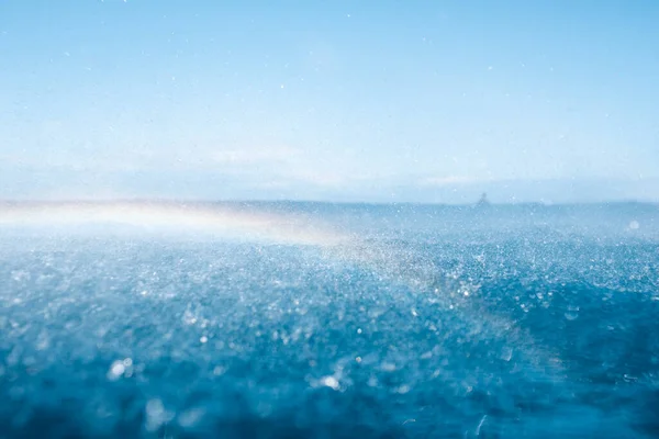 Alacsony szög kilátás szivárvány a felszínen a tenger — Stock Fotó