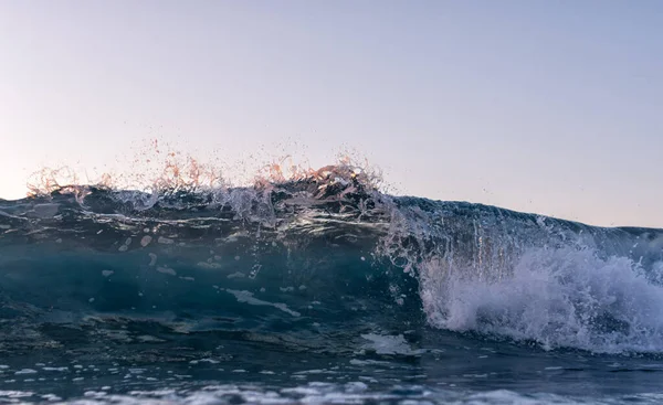 Низький Кут Розриву Хвилі Перед Камерою Високоякісна Фотографія — стокове фото