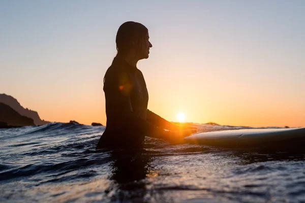 Chica Surfista Esperando Una Ola Agua Atardecer Foto Alta Calidad —  Fotos de Stock