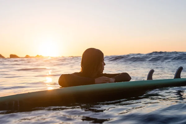 Szörfös Lány Várja Hullámot Vízben Naplementekor Kiváló Minőségű Fénykép — Stock Fotó