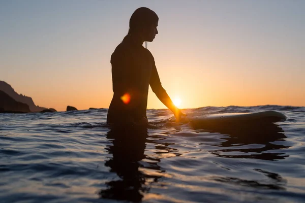 Surfista Ragazza Attesa Onda Acqua Tramonto Foto Alta Qualità — Foto Stock