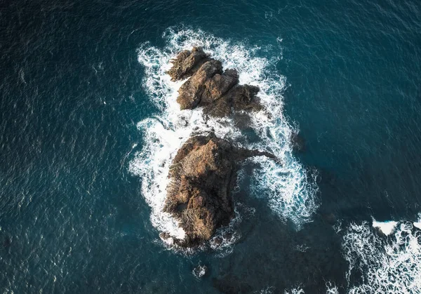 Légi Felvétel Néhány Elszigetelt Szikláról Kék Óceánban Benijo Beach Tenerife — Stock Fotó